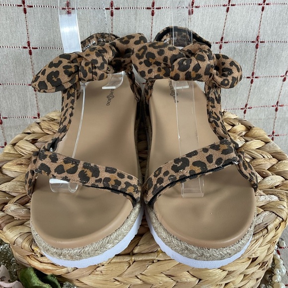 Treasure & Bond “Eliza” Leopard Print Strappy Sandals Girls Sz 5 Contour Footbed - Picture 3 of 7